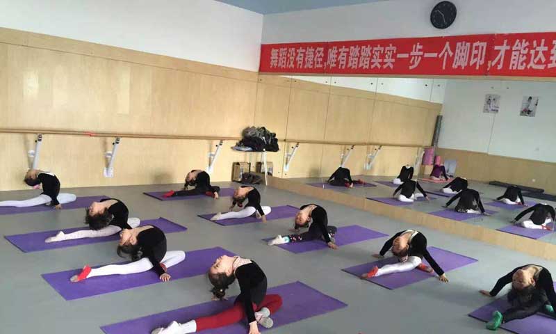 舞蹈地膠自己能鋪裝施工嗎？